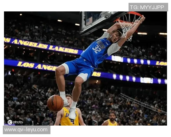 浓眉寄语弗拉格希望他放松心态未来将由他承担重任