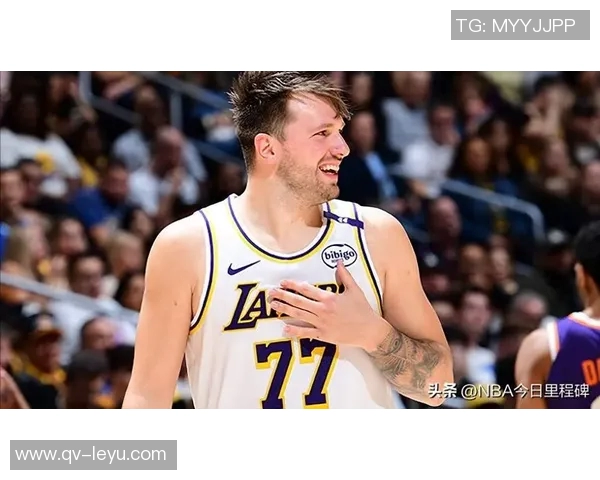 东契奇无奈摊手斯玛特遭大帽瞬间引发全场惊呼